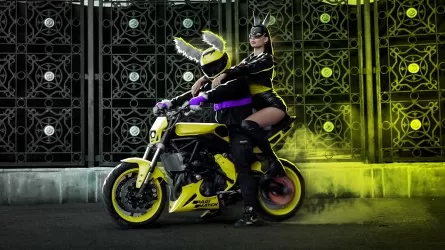 “Безумно люблю скорость”: Татьяна Демьянова рассекает на мотоцикле по Алматы
