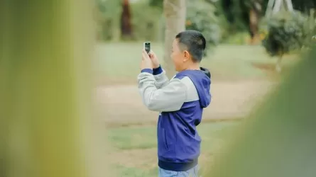 Почему нельзя давать детям свой мобильный телефон?