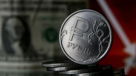 Рубль продолжает слабеть к доллару и евро