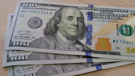 Доллар снижается к основным мировым валютам