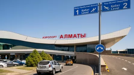 Ситуацию с автомобильными заторами в аэропорту Алматы обещают улучшить уже через несколько дней