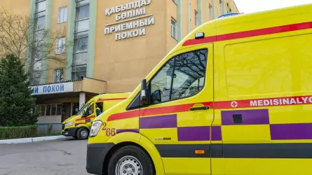 В больницы Алматы доставили 31 пострадавшего после пожара в многоэтажке