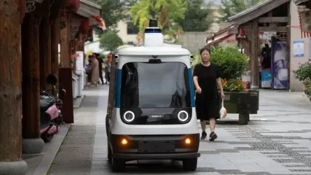 В Китае запустили беспилотный курьерский автомобиль