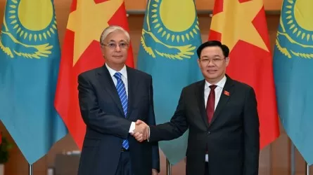 Токаев заявил, что для Казахстана очень важно развитие межпарламентских связей с Вьетнамом