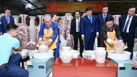 Президенты Казахстана и Вьетнама посетили "керамическую деревню"