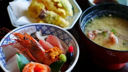 Премьер-министр Японии съел рыбу, выловленную у аварийной АЭС "Фукусима" 