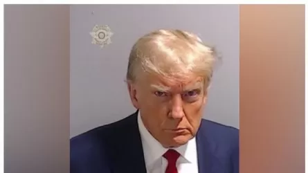 Трамп не улыбается на тюремном снимке и выглядит сурово 