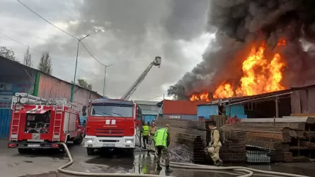 В Алматы вновь горят склады на барахолке