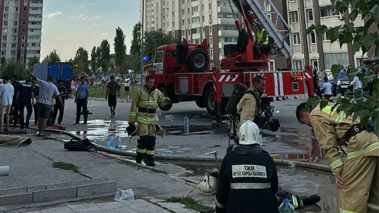 Возбуждено два уголовных дела, связанных с пожаром в многоэтажке Алматы 