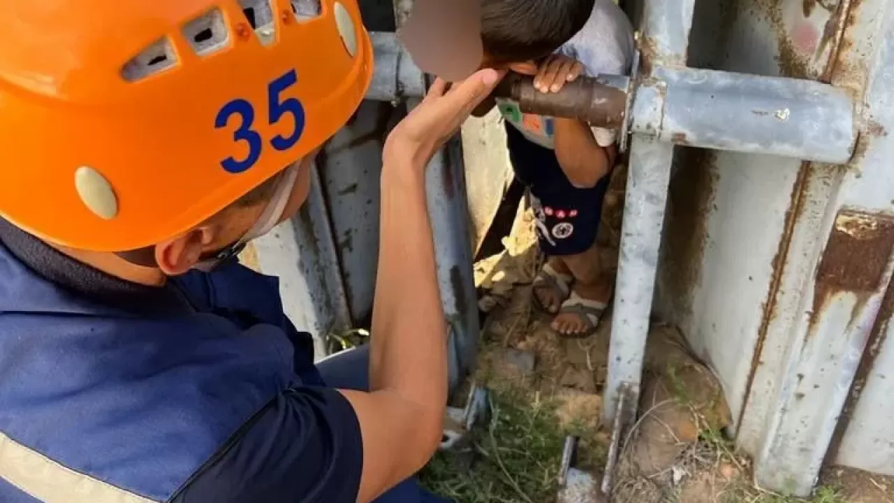 Шестилетний ребенок застрял в металлическом заборе в ЗКО