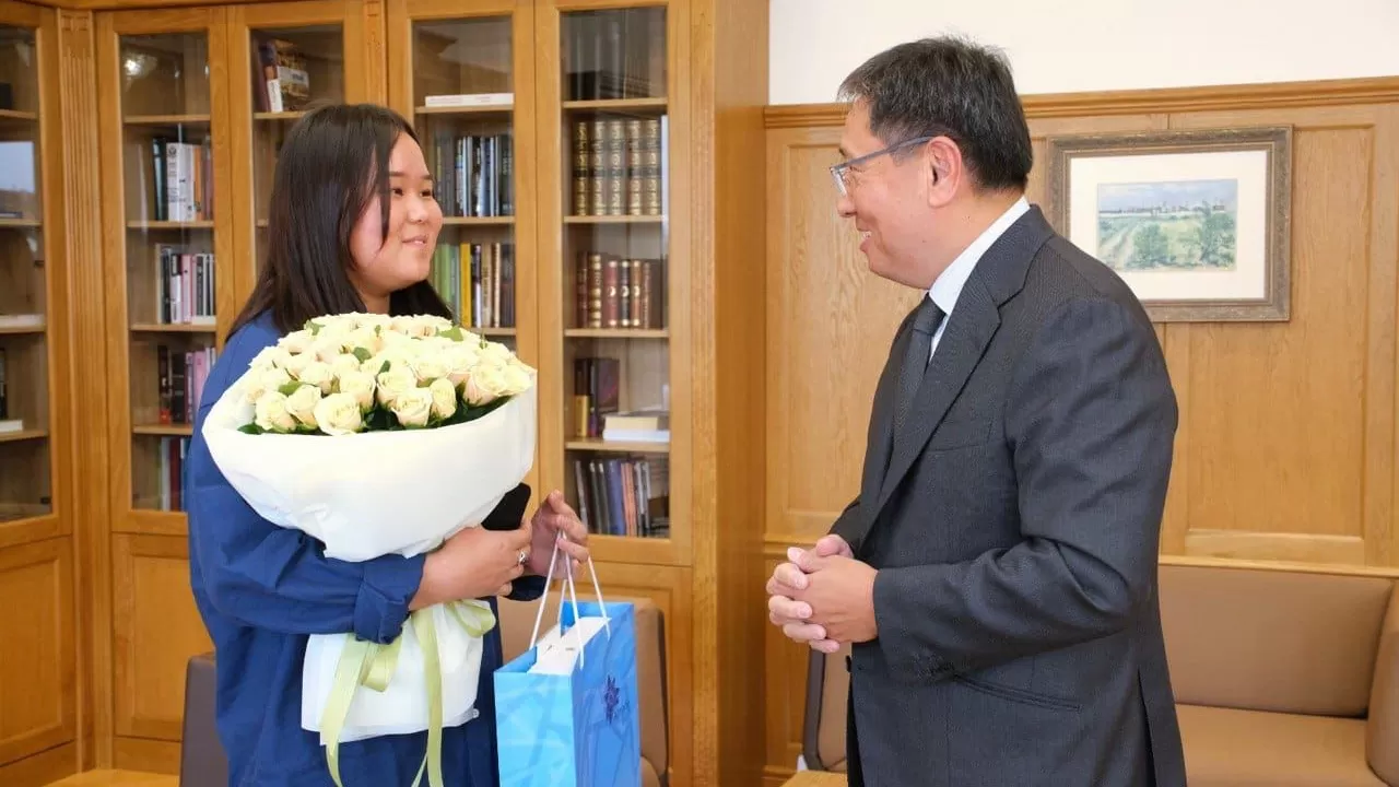В Алматы аким наградил девушку, заступившуюся в автобусе за пенсионера
