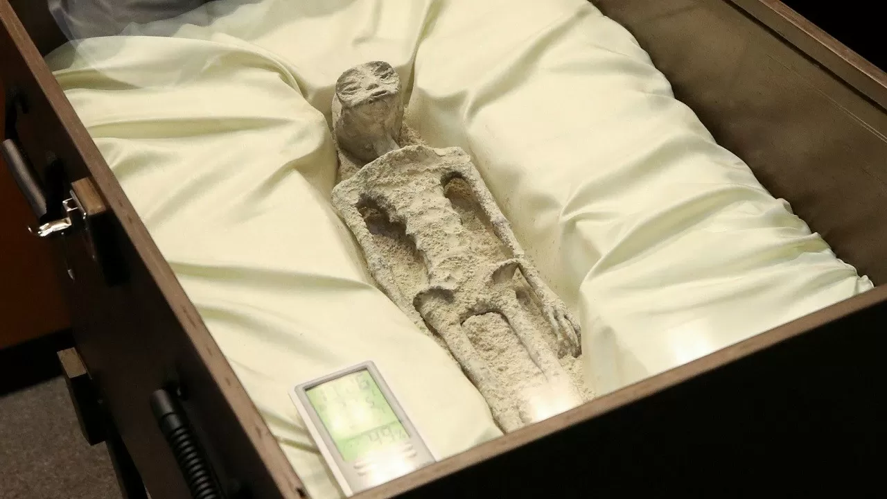 Две "мумии пришельцев" показали в конгрессе Мексики 
