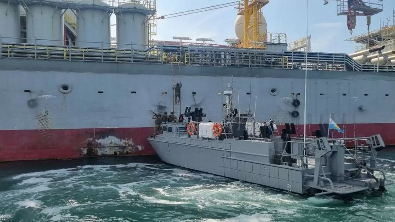 Ақтауда әскери теңіз күші кемені шартты террористерден құтқарды