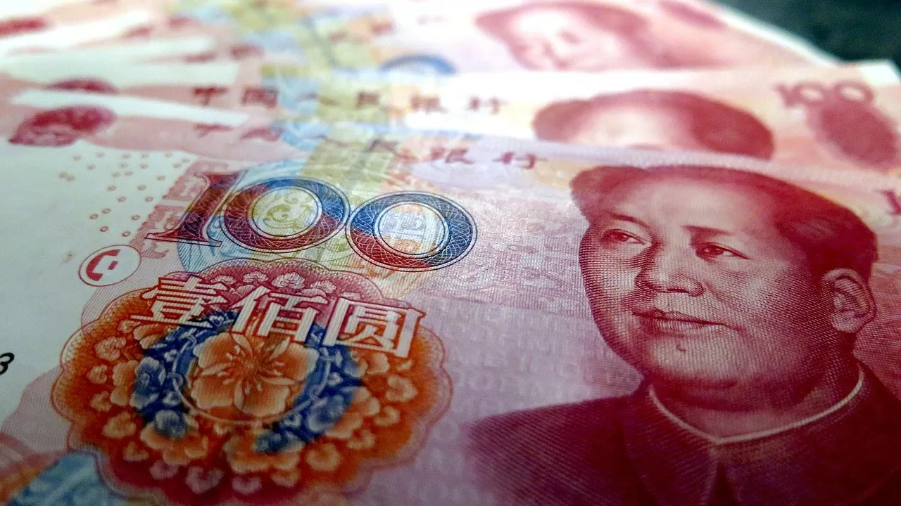 Юань ослаб к доллару до минимума за 16 лет