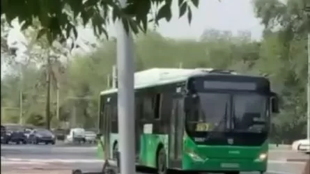 Алматыда жүргізушісі жоқ автобус жол апатына себепкер болды