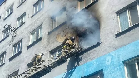 15 человек спасли при пожаре в жилом доме в Усть-Каменогорске