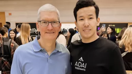 Гендиректор Apple Тим Кук вручил новый iPhone 15 жителю Актау