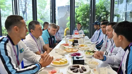 Президент НОК РК пообедал со спортсменами в атлетической деревне