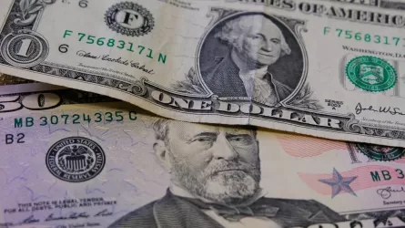  Курс доллара вырос почти на 6 тенге