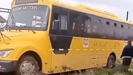 Алматы облысында ауыл мектебінің автобусы батпаққа батып қалды
