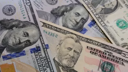 Доллар снижается к основным мировым валютам