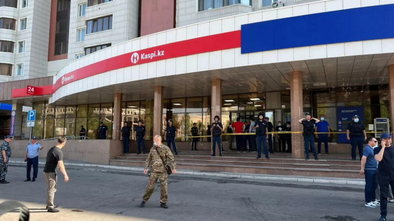Прокурор Kaspi Bank-ке шабуылдаушыға 8 жыл жаза сұрады