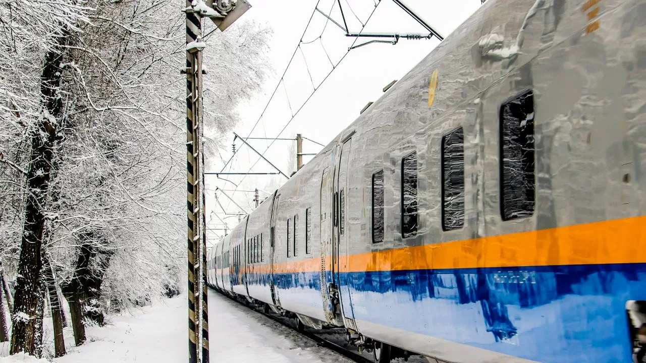 Трассаның жабылуына байланысты жолаушылар пойызбен жеткізіледі