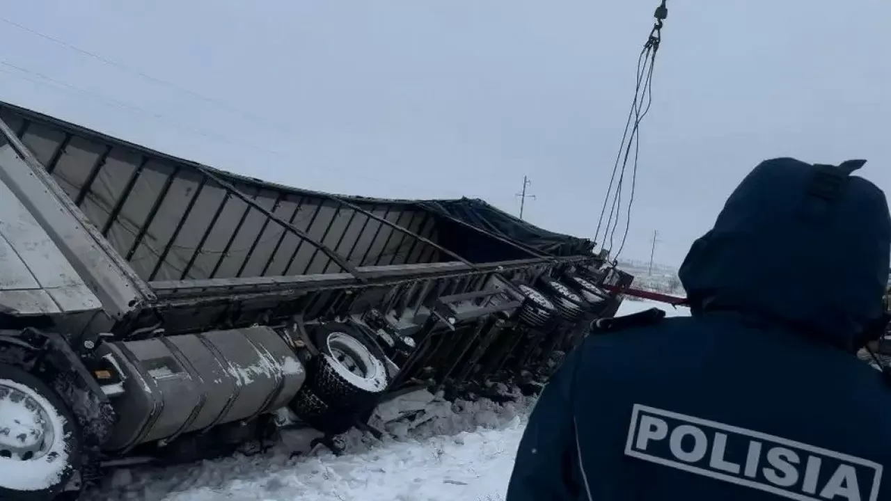 Абай облысында жүргізуші полицейлердің талаптарын орындамай жабық жолға шықты 