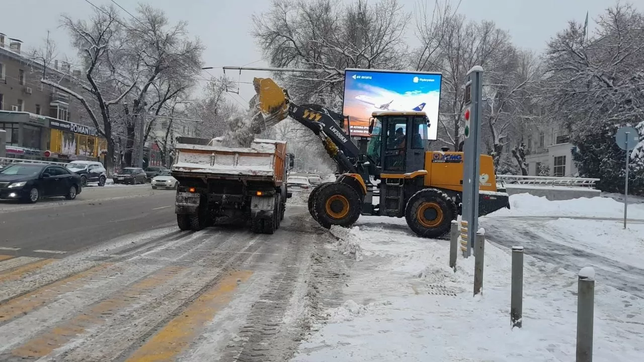 В Алматы вывезено 2820 самосвалов снега