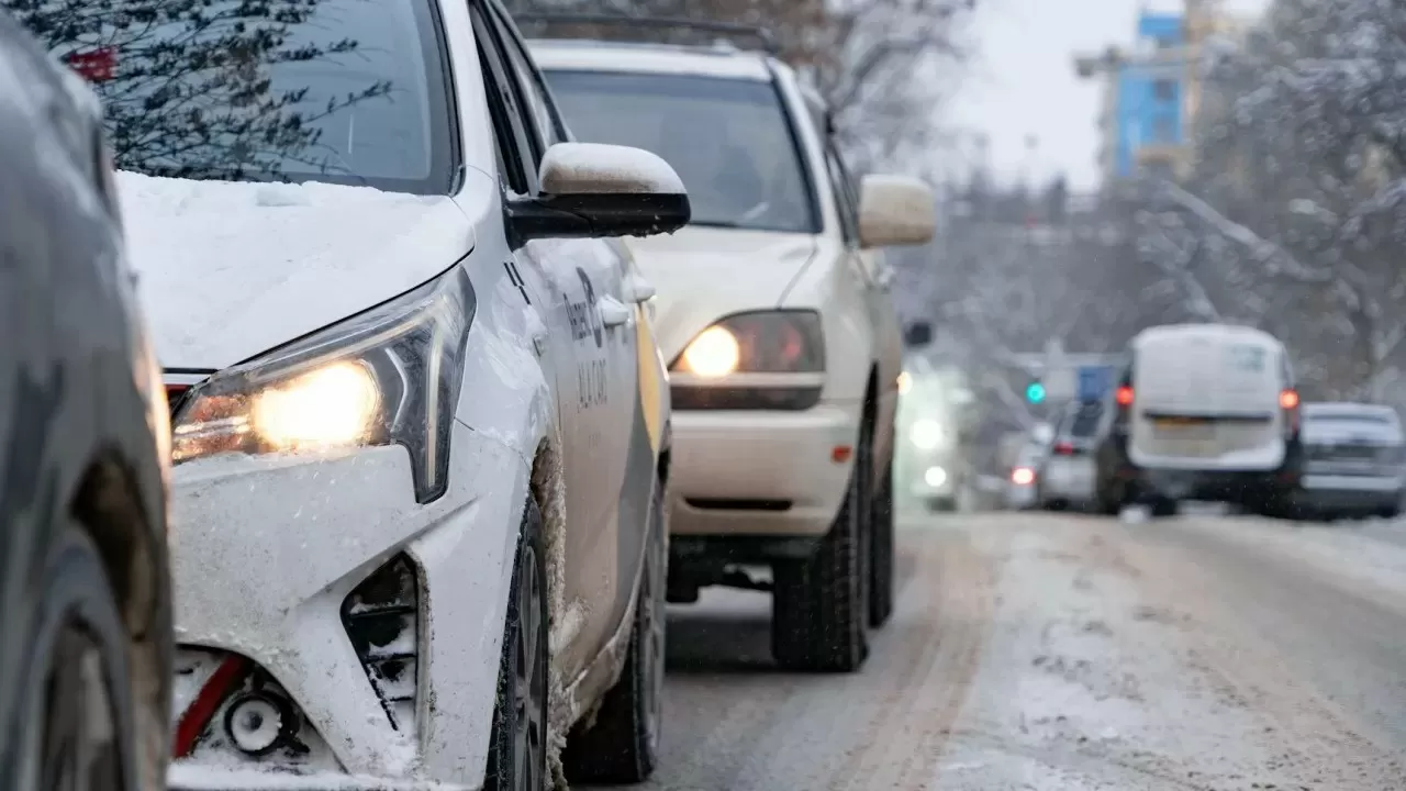 Қазақстан тізгіні оң жақтағы көліктерді әкелуге 6 айға тыйым салады  