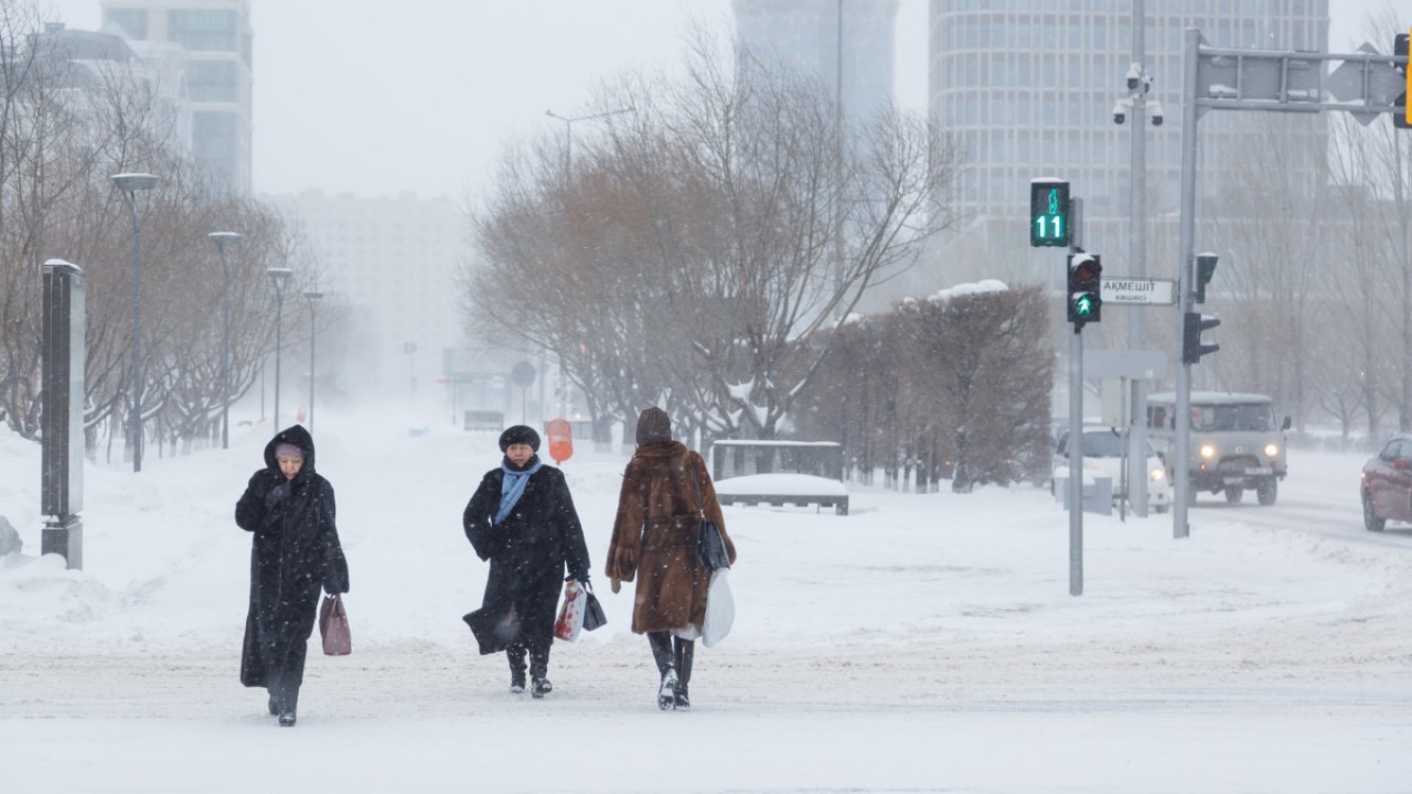 Жаңаөзен ауа райы. Снег в Казахстане. Плохая погода. Снегопад в Казахстане фото. Снегопад в Казахстане сегодня.