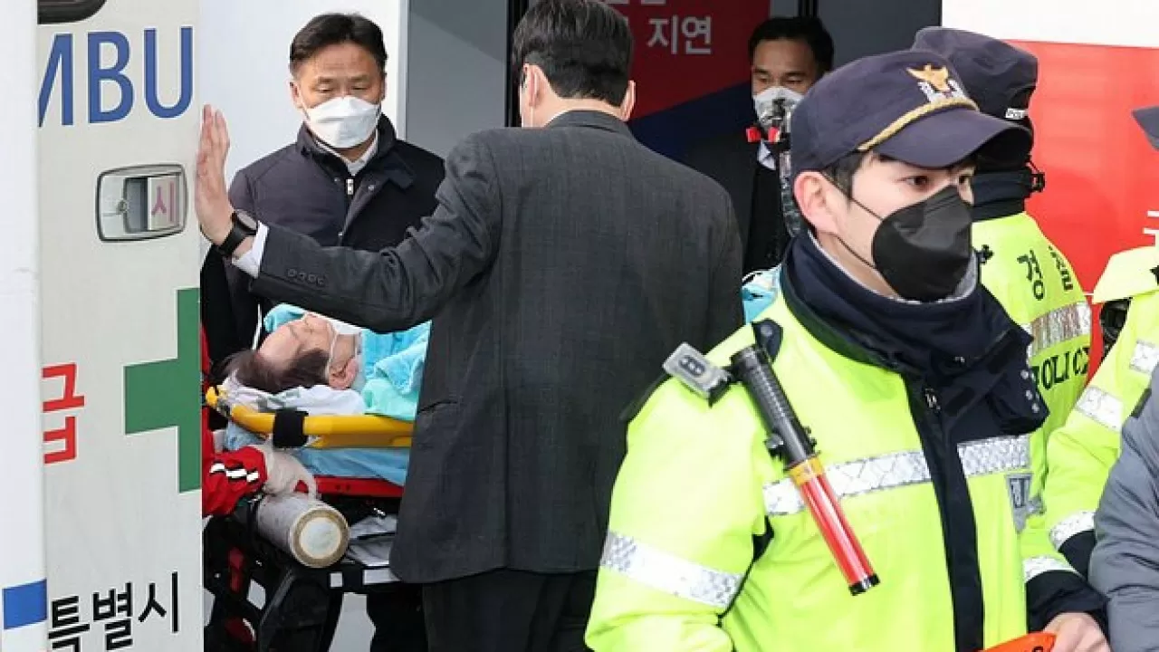 На лидера оппозиции Южной Кореи с ножом напал 67-летний мужчина