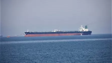 ВМС Ирана захватили нефтяной танкер связанный с США в водах Оманского залива - СМИ
