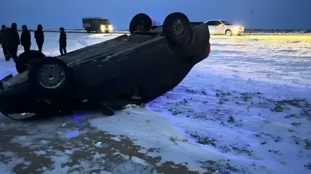 Атырау облысында жеңіл көлік жол жиегіне аударылып қалды