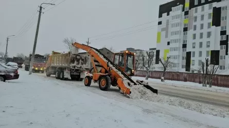В Астане на уборку снега вышло более 1,7 тыс. единиц спецтехники