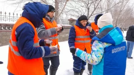 Елордалық волонтерлер коммуналдық қызметкерлерге шай мен бауырсақ таратты 