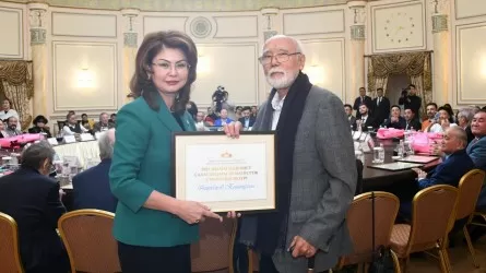 75 казахстанских писателей и актеров получили стипендии в области культуры