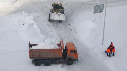 В двух областях Казахстана закрыли дороги
