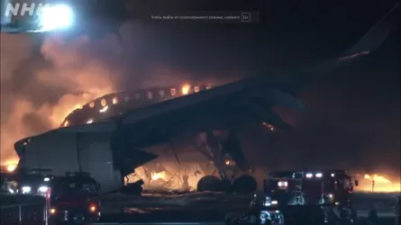 В Токио при посадке загорелся самолет