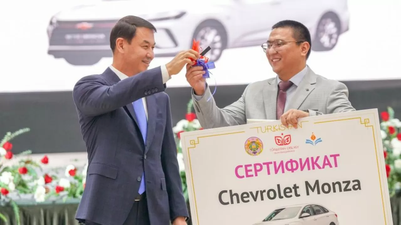 Аким области подарил Chevrolet Monza учителю географии из Туркестана 