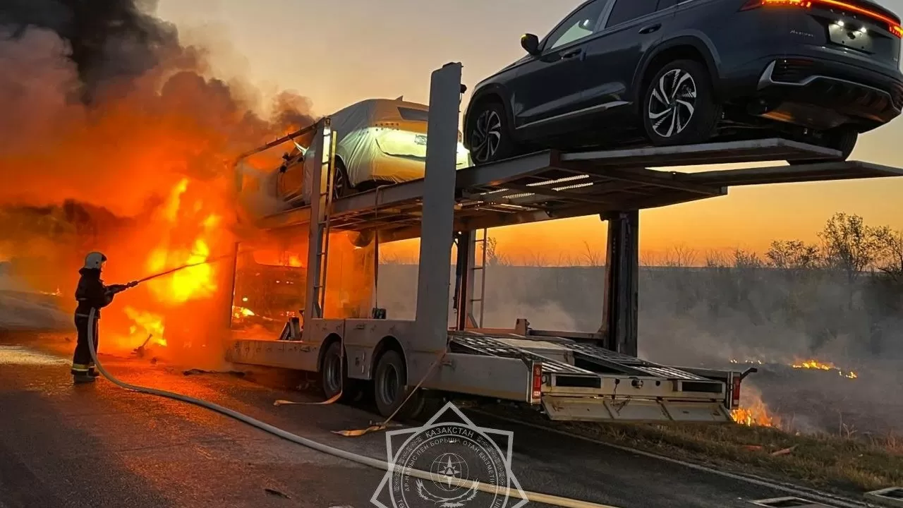 В Актюбинской области загорелся автовоз 