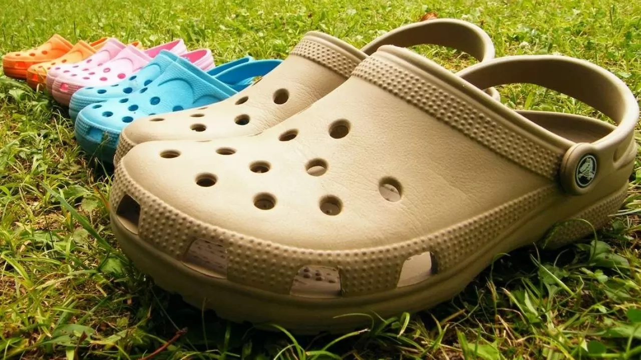 Американские школы запретили ученикам носить Crocs 