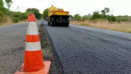 Оралда топырақ үстіне асфальт салынып жатыр