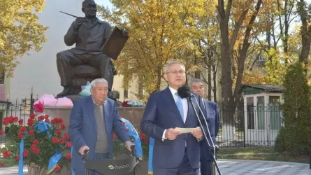 Памятник Абылхану Кастееву открыли в Жетысуской области 