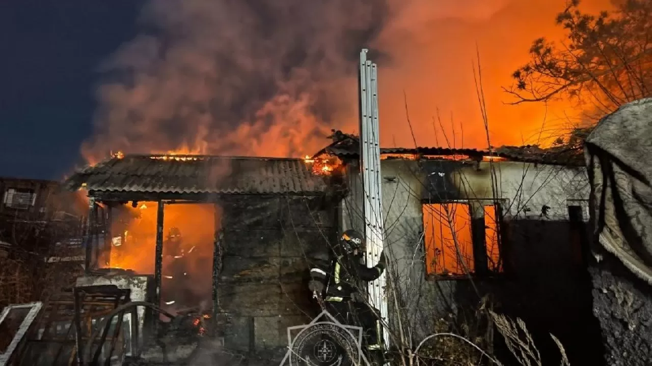 Жилой дом горел на обширной площади в Карагандинской области 