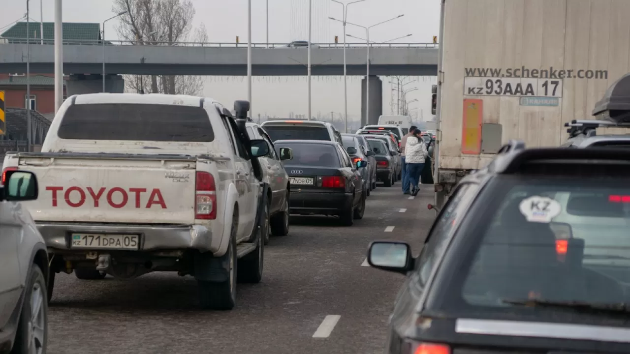 Водители отказываются от флага на номерных знаках своих авто