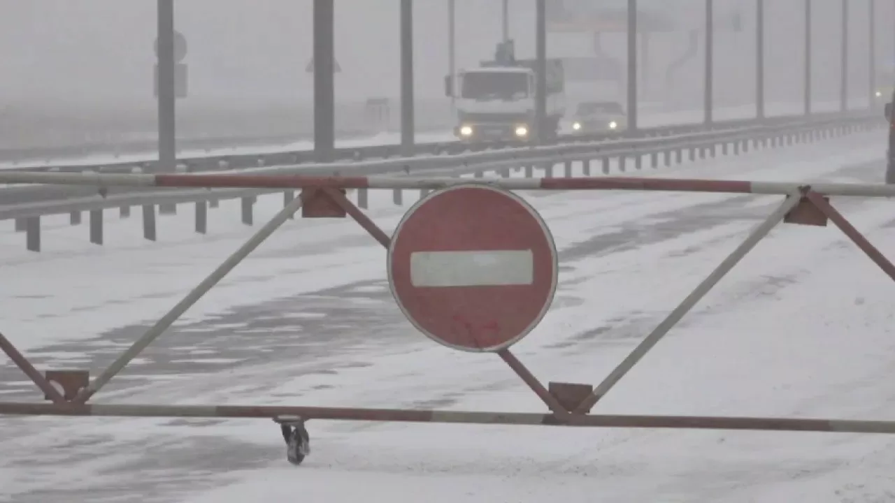 Из-за бурана закрыли дороги в двух областях Казахстана