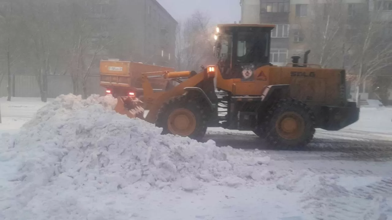 Более 1300 единиц техники убирают снег на улицах Астаны 