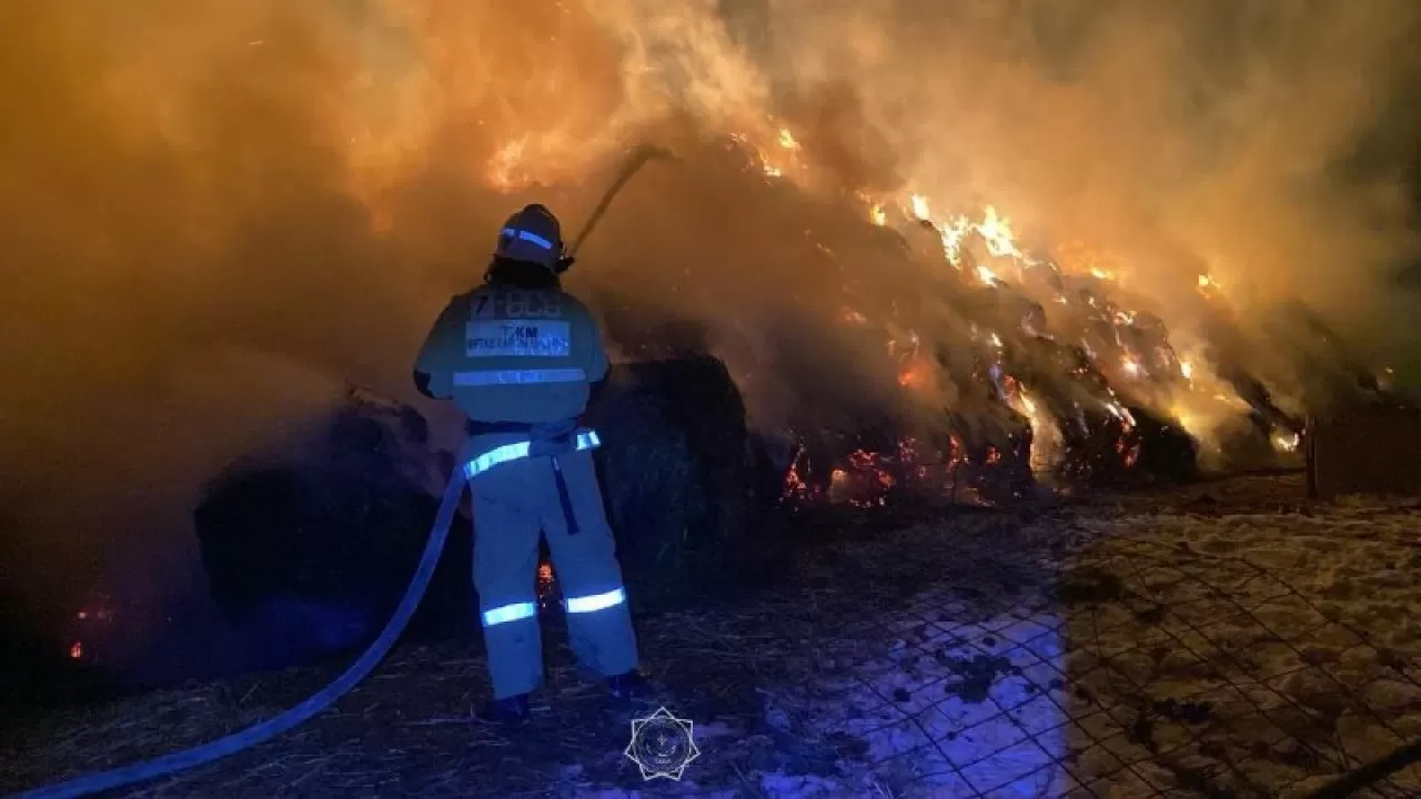 1300 рулонов сена горели в Алматинской области 