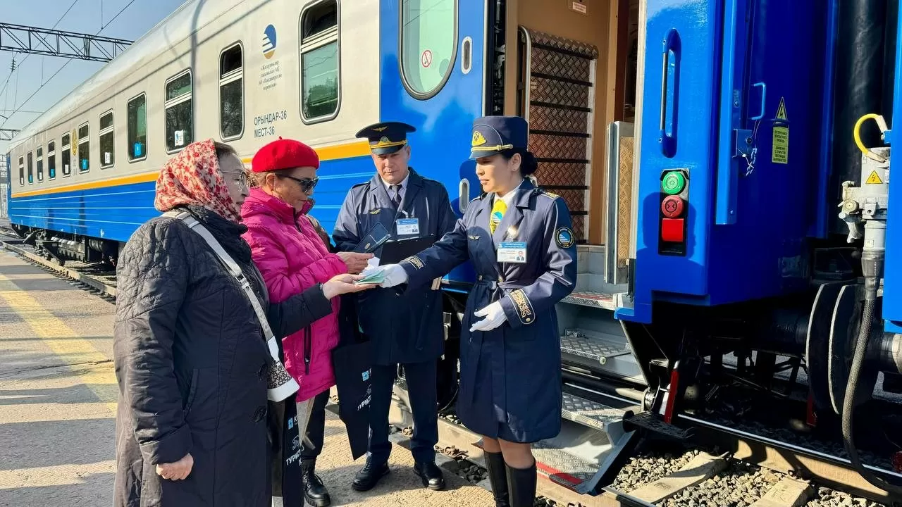 Туристический поезд начал курсировать между Алматы, Туркестаном и Ташкентом